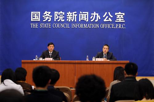 12月26日,國務(wù)院新聞辦就《中國的醫(yī)療衛(wèi)生事業(yè)》白皮書舉行新聞發(fā)布會,據(jù)衛(wèi)生部黨組書記、副部長張茅(右)在會上介紹,衛(wèi)生部今年已經(jīng)啟動了新版基本藥物目錄的調(diào)整工作,并已形成方案,近期將公布。新華社發(fā)(萬象攝)
