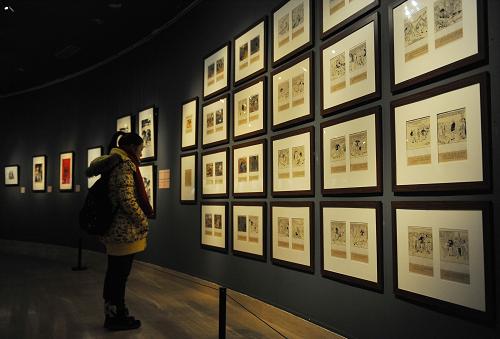12月26日,一名觀眾在中國美術(shù)館參觀展出的張漾兮作品。新華社記者魯鵬攝