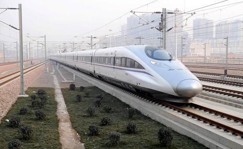 12月26日,石家莊站首發(fā)的石家莊至北京西方向的G802次列車駛出車站。 當(dāng)日,京廣高鐵全線開通運(yùn)營,河北石家莊到北京最快只需1小時7分鐘,經(jīng)石家莊去北京西方向的動車組將達(dá)到60對,兩城之間初步形成 “一小時交通圈”。新華社發(fā)(王曉 攝)
