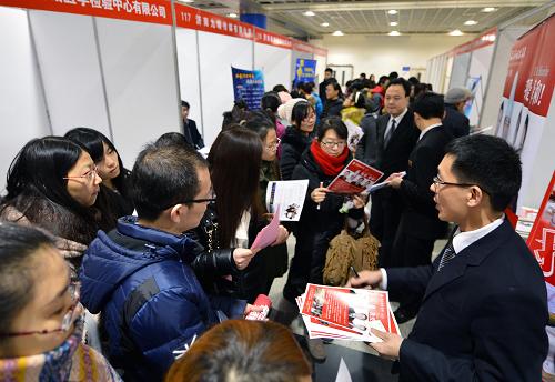 12月27日,眾多應(yīng)聘者在招聘會(huì)上尋找工作機(jī)會(huì)。新華社記者朱崢攝