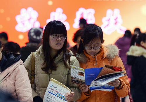 12月27日,兩位應(yīng)聘者在招聘會(huì)上尋找工作機(jī)會(huì)。新華社記者朱崢攝