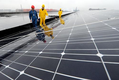 12月27日,紹興電力局工作人員正在巡查光伏電站。當(dāng)日,浙江向日葵集團(tuán)光伏電站并網(wǎng)發(fā)電,預(yù)計(jì)年發(fā)電量約為820萬千瓦時(shí)。 據(jù)《紹興市戰(zhàn)略性新興產(chǎn)業(yè)發(fā)展規(guī)劃》,紹興將加快構(gòu)建太陽能光伏完整產(chǎn)業(yè)鏈,積極支持企業(yè)向生物質(zhì)能及其他新能源領(lǐng)域拓展,努力培育新的經(jīng)濟(jì)增長點(diǎn)。預(yù)計(jì)到2015年,新能源產(chǎn)業(yè)產(chǎn)值達(dá)到500億元以上。新華社記者王小川攝