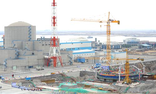 12月27日拍攝的江蘇田灣核電站二期工程施工現(xiàn)場(chǎng)。當(dāng)日,位于江蘇省連云港市的田灣核電站二期工程澆灌了第一罐混凝土,這標(biāo)志著田灣核電站二期工程正式開(kāi)工建設(shè)。二期工程將建設(shè)三號(hào)、四號(hào)兩臺(tái)機(jī)組,單臺(tái)機(jī)組發(fā)電功率110萬(wàn)千瓦,建設(shè)工期62個(gè)月。新華社發(fā)(耿玉和 攝)