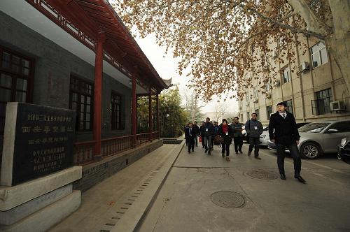 12月27日,公民代表在陜西省政府新城大院內(nèi)參觀西安事變指揮部舊址。新華社記者 李一博 攝