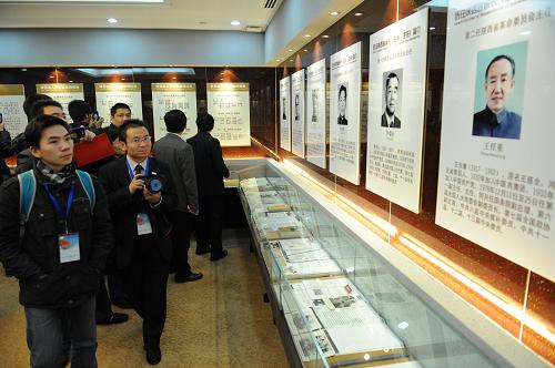 12月27日,公民代表們參觀陜西省政府歷史沿革展室。新華社記者 李一博 攝