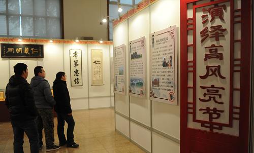 12月28日,觀眾在河北省博物館內(nèi)參觀廉政文化傳統(tǒng)藝術(shù)作品展。新華社發(fā)(王曉 攝)