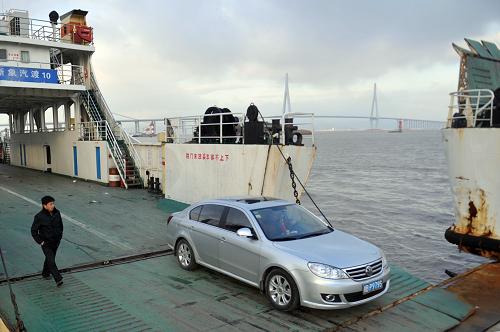 12月28日,一艘渡輪靠岸后,汽車從船上開上岸。在象山港跨海大橋通車后,汽車將改變多年來依靠的擺渡過海方式。新華社記者 黃宗治攝