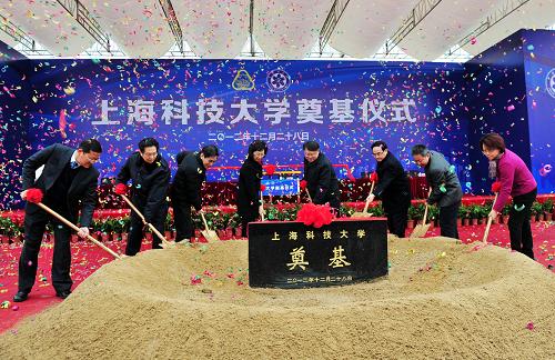 這是12月28日拍攝的奠基儀式現(xiàn)場。12月28日,經(jīng)教育部批準(zhǔn)籌建的上??萍即髮W(xué)校園建設(shè)在中國科學(xué)院上海浦東科技園正式啟動,這標(biāo)志著上??萍即髮W(xué)籌建工作進(jìn)入了實(shí)質(zhì)性階段。 位于張江國家高新示范區(qū)核心位置的上??萍即髮W(xué)(籌),由上海市政府與中國科學(xué)院經(jīng)過長期醞釀,共同舉辦、共同建設(shè)。經(jīng)教育部同意,學(xué)校已與中科院上海分院各研究院所合作,于2013年聯(lián)合招收300名碩士生和博士生,目前招生工作已順利開展。計(jì)劃2014年9月開始招收本科生,擬設(shè)立9個(gè)本科專業(yè)。新華社記者 張建松 攝