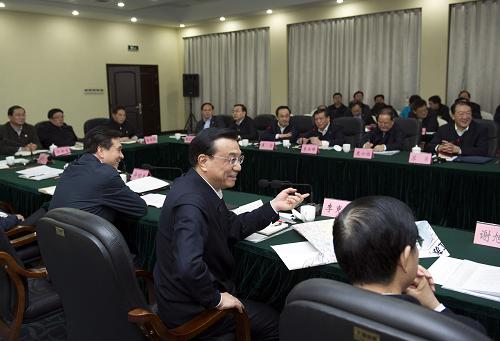 12月28日,中共中央政治局常委、國(guó)務(wù)院副總理李克強(qiáng)在江西省九江市主持召開(kāi)長(zhǎng)江沿線部分省份及城市負(fù)責(zé)人參加的區(qū)域發(fā)展與改革座談會(huì)。新華社記者 黃敬文 攝