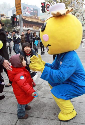 12月29日,活動吉祥物在和孩子們互動。新華社發(fā)(丁汀 攝)