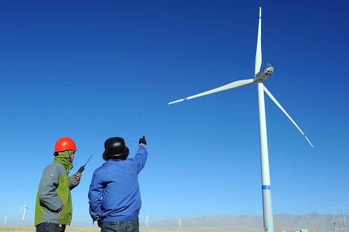 12月29日,技術(shù)人員在觀察風(fēng)力發(fā)電機(jī)運(yùn)行情況。當(dāng)日,青海省在建規(guī)模最大的青海茶卡風(fēng)電場(chǎng)一期工程首臺(tái)風(fēng)力發(fā)電機(jī)一次并網(wǎng)成功,開(kāi)始向青海電網(wǎng)輸送綠色能源。由中電投黃河水電公司投資建設(shè)的青海茶卡風(fēng)電場(chǎng)一期工程位于青海省海南藏族自治州共和縣境內(nèi),總裝機(jī)規(guī)模49.5兆瓦,每年可為電網(wǎng)提供上網(wǎng)電量超過(guò)9000萬(wàn)千瓦時(shí)。新華社發(fā)(丁海生攝)