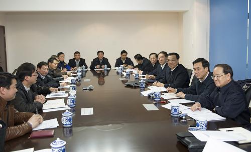 12月27日至30日,中共中央政治局常委、國務(wù)院副總理李克強(qiáng)到江西九江、湖北恩施調(diào)研。這是12月28日,李克強(qiáng)在江西九江與民營中小企業(yè)經(jīng)營者座談。新華社記者 黃敬文 攝