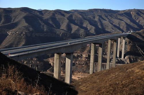12月30日拍攝的山西臨吉高速公路壺口黃河特大橋。新華社發(fā)(呂桂明 攝)