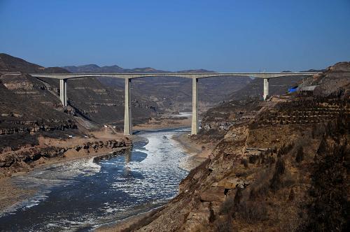 12月30日拍攝的山西臨吉高速公路壺口黃河特大橋。新華社發(fā)(呂桂明 攝)