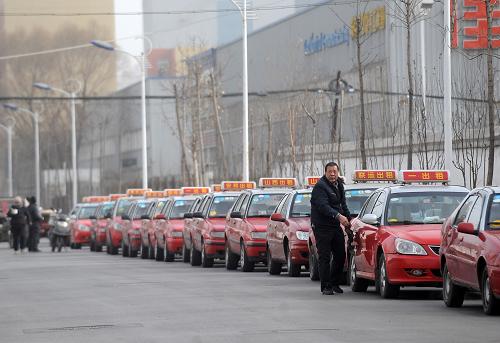 山西省太原市佳華街,出租車(chē)在排隊(duì)等待加氣(2012年12月31日攝)。近年來(lái),山西利用煤層氣、焦?fàn)t煤氣、煤制天然氣和過(guò)境天然氣等清潔能源實(shí)施“氣化山西”戰(zhàn)略,以應(yīng)對(duì)冬季“氣荒”。通過(guò)科學(xué)抽采、綜合利用,山西省將瓦斯轉(zhuǎn)變?yōu)楦咝鍧嵞茉础?012年上半年,山西省煤炭企業(yè)瓦斯抽采27.55億立方米,同比增加34.4%;瓦斯利用12.61億立方米,同比增加13.7%。目前,山西已經(jīng)成為全國(guó)最大的煤層氣抽采利用基地。