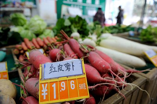 1月5日,重慶渝北區(qū)冉家壩一家蔬菜商店內(nèi)紅皮蘿卜單價(jià)達(dá)到每斤1.96元。當(dāng)日,記者在重慶最大的蔬菜批發(fā)市場觀農(nóng)貿(mào)蔬菜批發(fā)市場了解到,受雨雪天氣影響,近日重慶市場蔬菜價(jià)格漲勢明顯,1月4日、5日,運(yùn)抵市場的蔬菜較平時(shí)減少60%左右,因此推高菜價(jià),近兩日蔬菜價(jià)格總體較平時(shí)上漲50-60%,個(gè)別蔬菜,如白蘿卜等的價(jià)格甚至翻了一倍。據(jù)市場負(fù)責(zé)人介紹,如果惡劣天氣情況持續(xù),蔬菜價(jià)格還將繼續(xù)上漲。