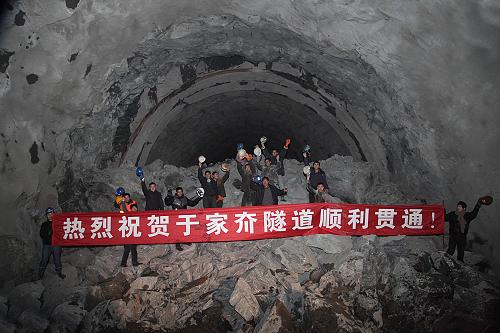 1月5日,中鐵十七局青榮城際鐵路指揮部第二項目部參建人員在貫通的于家夼隧道內(nèi)拉起橫幅慶賀。當(dāng)日8時許,山東青(島)榮(成)城際鐵路于家夼隧道順利貫通。于家夼隧道位于山東威海市經(jīng)濟技術(shù)開發(fā)區(qū)橋頭鎮(zhèn)于家夼村,隧道全長2497米,屬雙線隧道,是青榮城際鐵路隧道工程中地質(zhì)條件最復(fù)雜、施工難度最大的一處隧道,也是控制全線總工期的關(guān)鍵工程。該隧道2011年3月1日開工,歷經(jīng)22個月順利貫通。