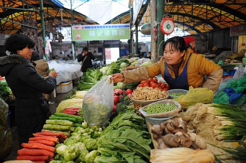 1月5日,市民在貴陽市鹽務(wù)街農(nóng)貿(mào)市場內(nèi)買菜。近日持續(xù)的凝凍冰雪天氣引發(fā)貴陽市農(nóng)產(chǎn)品價(jià)格上漲。據(jù)貴陽市物價(jià)局統(tǒng)計(jì)數(shù)據(jù),肉類和蔬菜價(jià)格普遍漲幅較大,其中豬肉每公斤漲價(jià)超一元,白菜每公斤漲價(jià)近五毛,名列漲幅前茅。目前,貴陽市相關(guān)部門已經(jīng)采取措施保證農(nóng)產(chǎn)品供給、平抑價(jià)格。