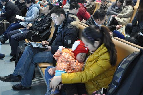 1月6日,乘客因大霧滯留在成都雙流國際機場。新華社發(fā)(呂俊明 攝)