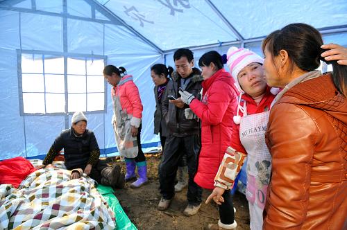 1月12日,受災(zāi)村民搬進(jìn)了臨時(shí)帳篷。新華社記者 陳海寧 攝