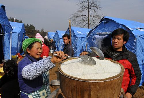 1月12日,鄰村的村民自發(fā)前來為臨時(shí)安置點(diǎn)的受災(zāi)群眾做飯。新華社記者 陳海寧 攝