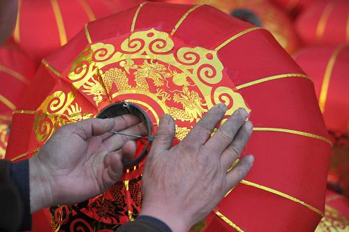 1月12日,在山西省運(yùn)城市稷山縣稷峰鎮(zhèn)楊趙村的一家燈籠作坊,村民在趕制燈籠。新華社發(fā)(高新生 攝)