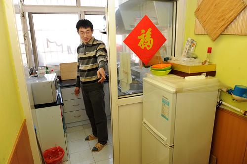 1月13日,徐鵬飛指著廚房電器設(shè)備告訴記者,自家的“發(fā)電廠”完全滿足了家庭的用電需求。新華社記者 李紫恒 攝