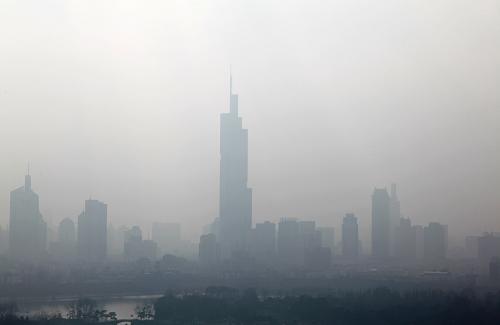 1月13日,南京紫峰大廈(中)等高樓籠罩在濃霧中。新華社發(fā)(劉建華 攝)