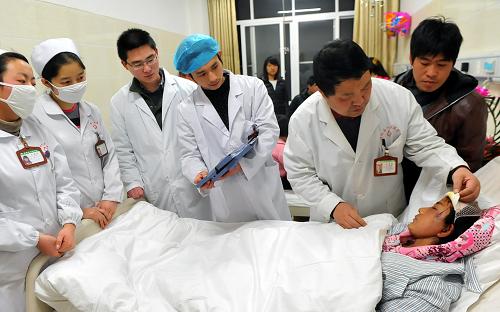 1月13日,醫(yī)護(hù)人員在病房察看安慶端身體恢復(fù)情況。在鎮(zhèn)雄縣人民醫(yī)院醫(yī)護(hù)人員的精心救治下,云南鎮(zhèn)雄山體滑坡事故中受傷的果珠鄉(xiāng)高坡村趙家溝村民小組的彝族婦女安慶端和她8歲的女兒王艷傷情穩(wěn)定,逐漸恢復(fù)。該醫(yī)院特為母女倆設(shè)置了專屬病房,讓她們獲得專業(yè)、良好的治療。新華社記者 陳海寧 攝