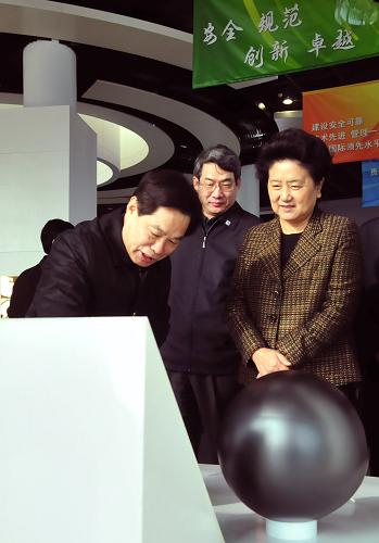 1月13日,中共中央政治局委員、國(guó)務(wù)委員劉延?xùn)|在山東調(diào)研核電國(guó)家科技重大專項(xiàng)實(shí)施工作。這是劉延?xùn)|在山東榮成石島灣高溫氣冷堆核電站展室參觀核電元器件模型展示。新華社記者 鄧衛(wèi)華 攝