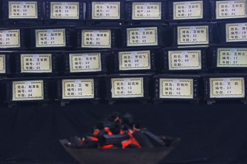 1月14日,在云南省鎮(zhèn)雄縣殯儀館,46名遇難同胞的骨灰盒擺放在靈堂正中央。新華社記者 王申 攝