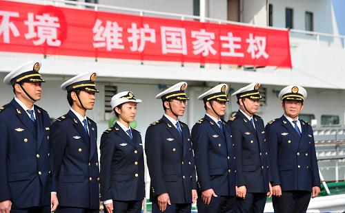 1月15日,在海口市海事碼頭,“海巡21”船的工作人員在做出航準(zhǔn)備。新華社記者 趙穎全 攝