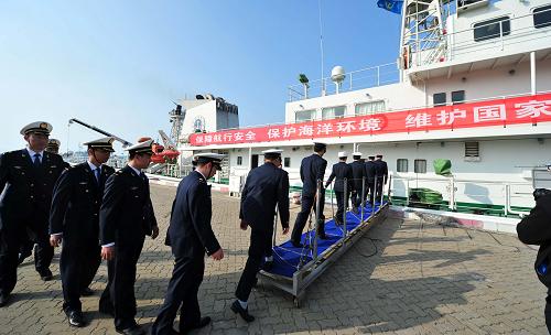 1月15日,在??谑泻J麓a頭,“海巡21”船的工作人員在做出航準(zhǔn)備。新華社記者 侯建森 攝