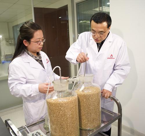 1月15日,中共中央政治局常委、國務院副總理李克強來到國家糧食局科學研究院考察調研,并主持召開座談會。這是在糧科院糧食儲藏實驗室,李克強試用便攜式儲糧危害檢測儀的采樣管。新華社記者 黃敬文 攝