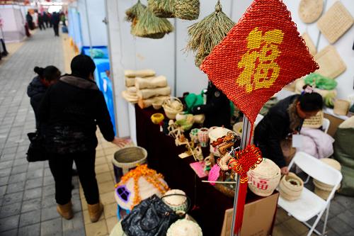 1月16日,市民在選購喜慶的手工藝品。新華社記者 許暢 攝