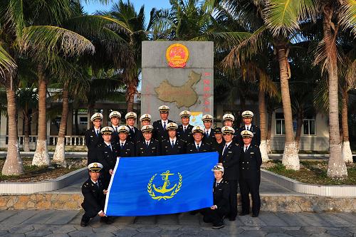 1月16日,“海巡21”執(zhí)法人員在三沙永興島上合影。新華社記者 侯建森 攝