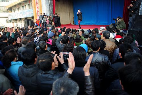 1月16日,在甘肅省定西市安定區(qū)內(nèi)官鎮(zhèn),中央民族樂團演員王紫菲在為當?shù)厝罕娧莩枨?。新華社記者 張錳 攝