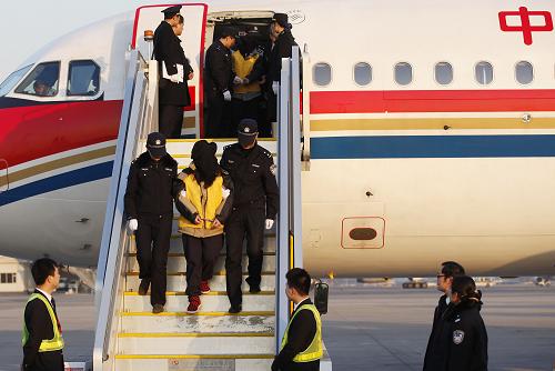 1月17日,在北京首都國際機(jī)場,犯罪嫌疑人被警方押解回國。新華社記者 王申 攝