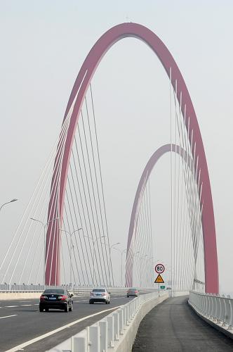 1月18日,車輛在正式通車的杭州之江大橋上行駛。新華社記者 鞠煥宗 攝