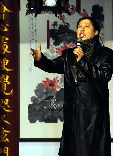 1月18日,滿族歌唱家魏金棟在演唱《給祖國拜年》。新華社記者 唐召明 攝