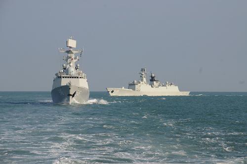 1月30日,中國海軍艦艇編隊駛向西太平洋海域。按照海軍年度軍事訓(xùn)練計劃,由海軍北海艦隊3艘軍艦組成的艦艇編隊29日上午駛離青島某軍港,赴西太平洋進(jìn)行遠(yuǎn)海例行訓(xùn)練。艦艇編隊還將在我國傳統(tǒng)巡航海域進(jìn)行多課目訓(xùn)練。執(zhí)行這次遠(yuǎn)海例行訓(xùn)練任務(wù)的軍艦是導(dǎo)彈驅(qū)逐艦青島艦、導(dǎo)彈護(hù)衛(wèi)艦煙臺艦和鹽城艦,并隨艦搭載三架艦載直升機(jī)。3艘軍艦均為海軍主力戰(zhàn)艦,青島艦曾完成過人民海軍首次環(huán)球航行。新華社記者 黎云 攝