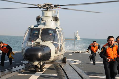 1月30日,艦載直升機(jī)準(zhǔn)備起飛。新華社記者 黎云 攝