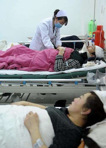2月2日,寧縣人民醫(yī)院醫(yī)護人員在為傷者治療。新華社記者 聶建江 攝