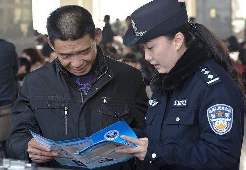 2月4日,烏魯木齊鐵路公安處的民警在給旅客發(fā)放禁毒資料。當(dāng)日,烏魯木齊鐵路公安處組織禁毒宣傳人員走進(jìn)旅客密集的烏魯木齊火車站旅客候車廳。據(jù)烏魯木齊鐵路公安處介紹,活動(dòng)當(dāng)日在車站擺放禁毒展板30塊,發(fā)放資料2000余份,并將在春運(yùn)期間持續(xù)進(jìn)行。同時(shí),在所有當(dāng)日從烏魯木齊始發(fā)的列車上,鐵路民警也會(huì)在值乘期間進(jìn)行禁毒宣傳。