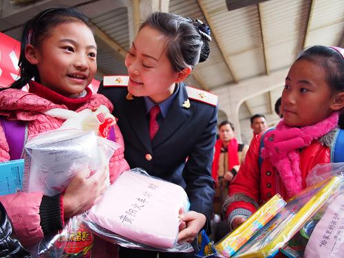2月6日,貴陽(yáng)火車站工作人員為幾名農(nóng)民工子女送上禮物。當(dāng)日,貴陽(yáng)火車站開(kāi)展愛(ài)心獻(xiàn)給返鄉(xiāng)農(nóng)民工活動(dòng),組織工作人員在車站為返鄉(xiāng)的貴州籍農(nóng)民工及其子女送上學(xué)習(xí)用品、玩具以及年貨等,讓他們?cè)谔ど瞎释梁蟮谝粫r(shí)間感受到家鄉(xiāng)的溫暖。