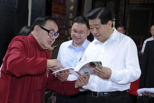 2月6日,中國全國政協(xié)主席賈慶林在馬六甲參觀鄭和文化館并與當(dāng)?shù)貎S領(lǐng)茶敘。這是賈慶林在馬六甲福建會館與當(dāng)?shù)貎S領(lǐng)交流。