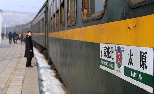 2月6日,石家莊北到太原的普客6031次列車??吭谏轿骶硟?nèi)的巖會火車站。石家莊北到太原的普客6031次列車,是石家莊客運(yùn)段僅剩5對“綠皮車”之一。今年春運(yùn)結(jié)束后,6031次列車和其他4對“綠皮車”將不再出現(xiàn)在長途旅客運(yùn)輸中,而轉(zhuǎn)為臨客來補(bǔ)充運(yùn)力。作為我國鐵路客車的標(biāo)準(zhǔn)涂裝的“綠皮車”,因車體外表呈墨綠色而得名,曾是中國鐵路客車的主力軍。自20世紀(jì)90年以來,隨著每一次的鐵路大提速,鐵路部門都要進(jìn)行鐵路客車車輛更新、升級,都會有一批“綠皮車”逐漸由速度更高、設(shè)施更先進(jìn)的空調(diào)客車替代。