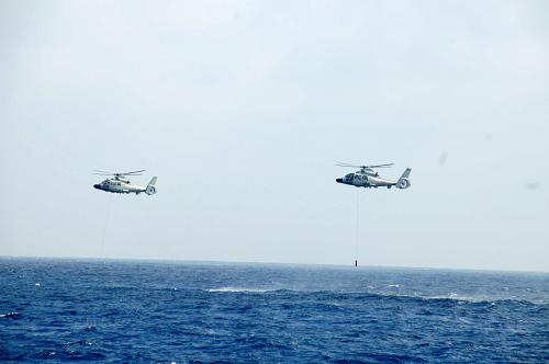 艦載直升機(jī)在南海海域吊放聲納進(jìn)行反潛演練(2月2日攝)。由海軍北海艦隊(duì)3艘軍艦組成的中國(guó)海軍艦艇編隊(duì)連日來(lái)在南海海域重要島礁間進(jìn)行戰(zhàn)備巡邏,開(kāi)展多課目海上演練,并進(jìn)行海上補(bǔ)給。編隊(duì)7日夜間通過(guò)巴士海峽,繼續(xù)在西太平洋海域進(jìn)行遠(yuǎn)海訓(xùn)練。