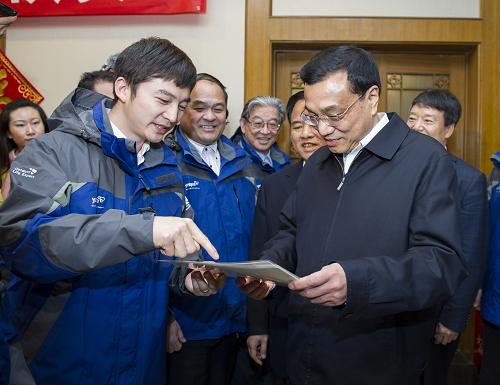 2月7日,中共中央政治局常委、國(guó)務(wù)院副總理李克強(qiáng)來到國(guó)家海洋局,通過衛(wèi)星視頻連線,向正在極地和大洋執(zhí)行任務(wù)的科考隊(duì)員致以節(jié)日問候和新春祝福,看望在京隊(duì)員和隊(duì)員家屬的代表,并慰問海監(jiān)工作人員。這是“蛟龍?zhí)?#8221;的深潛員向李克強(qiáng)贈(zèng)送海底生物的圖片。