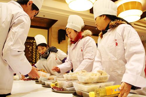 2月7日,蘇州某飯店服務員為“打包年夜飯”集中配菜。該店提供的“打包年夜飯”為葷素搭配的10余道菜加3種點心,保質(zhì)期為3至4天。